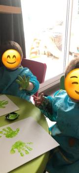 Trop bien la peinture sur les mains 