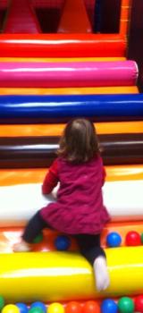 Grimpette dans la piscine à balles 